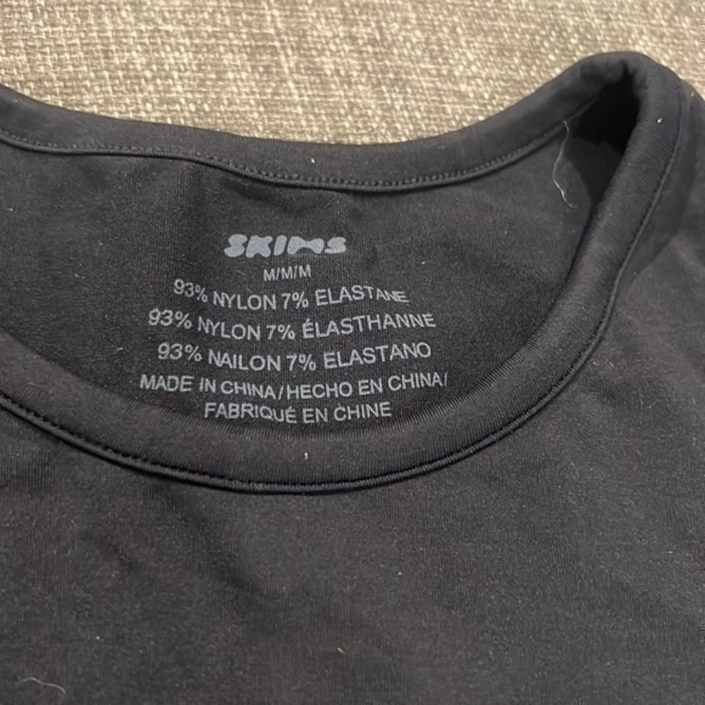 Skims Smoothing T-Shirt - Picture 2 of 3